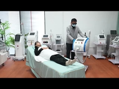 Ένας Ipl λαβών πολυ εξοπλισμός ομορφιάς λειτουργίας μηχανών αφαίρεσης τρίχας